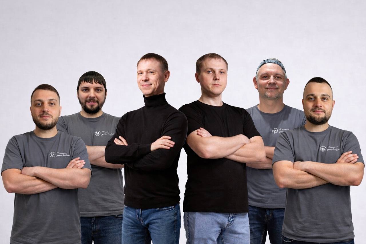 Мастер монтажник в униформе