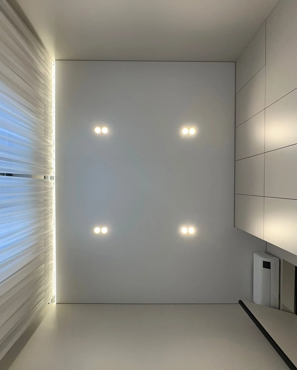 Матовый белый потолок с точечными светильниками на кухню