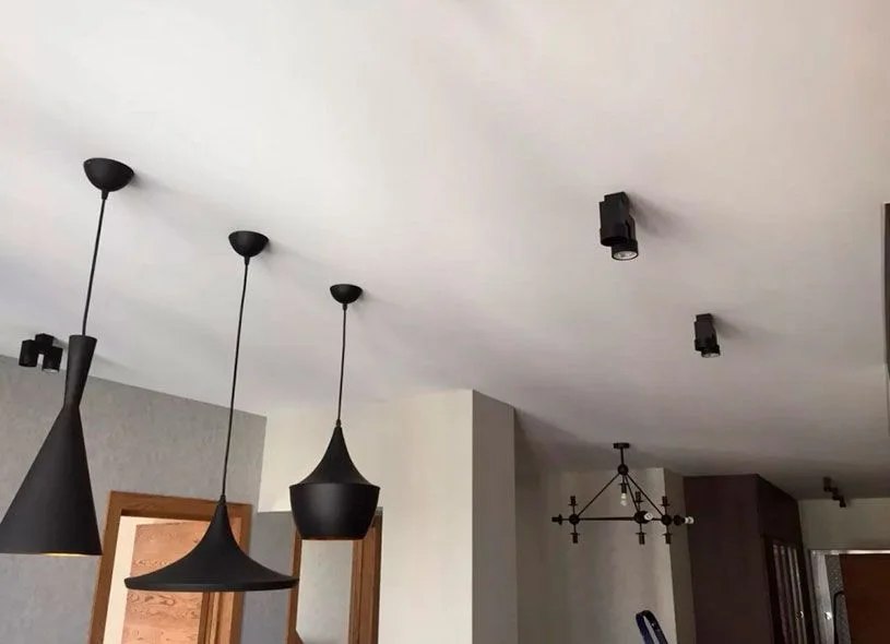 Натяжной тканевый потолок в квартиру с люстрами и накладными светильниками