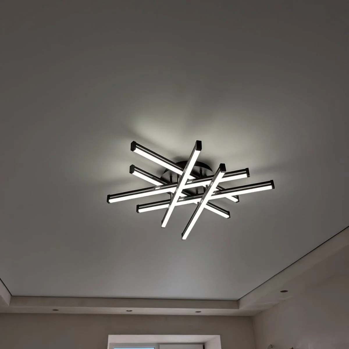 Матовый белый потолок в спальню с одной люстрой