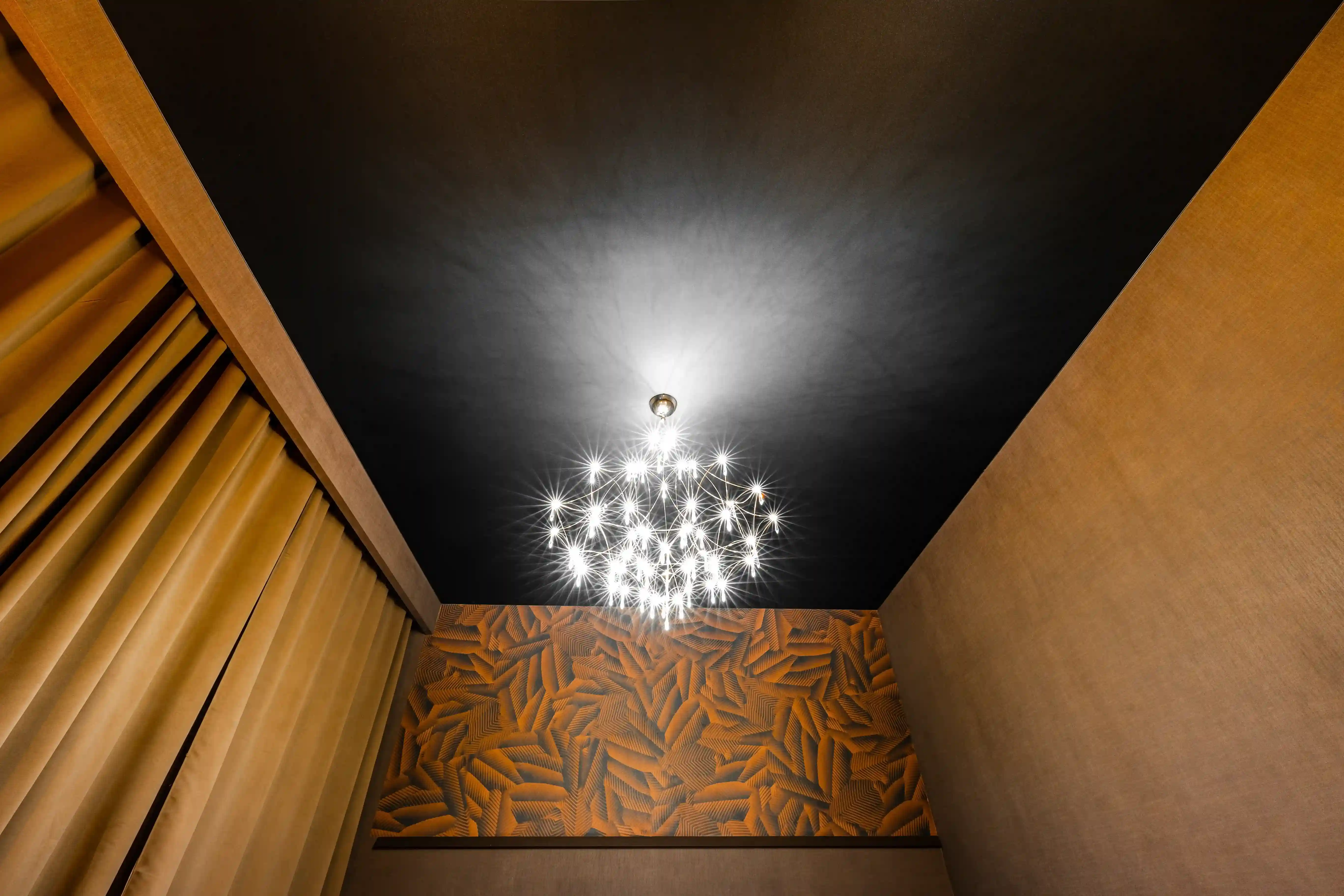 Цветной тканевый потолок с одной люстрой в спальню