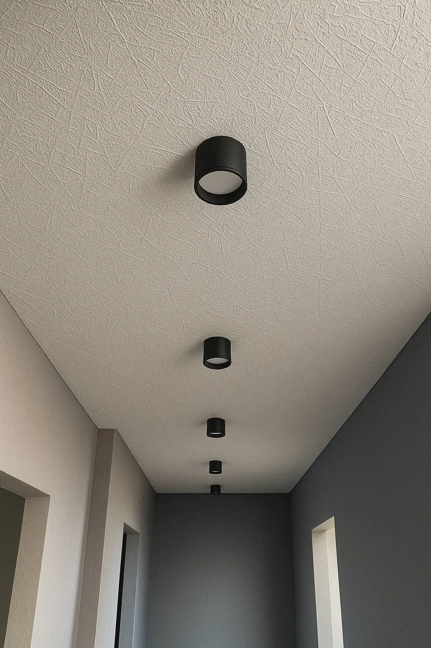 Фактурный натяжной потолок с накладными точечными светильниками в прихожую