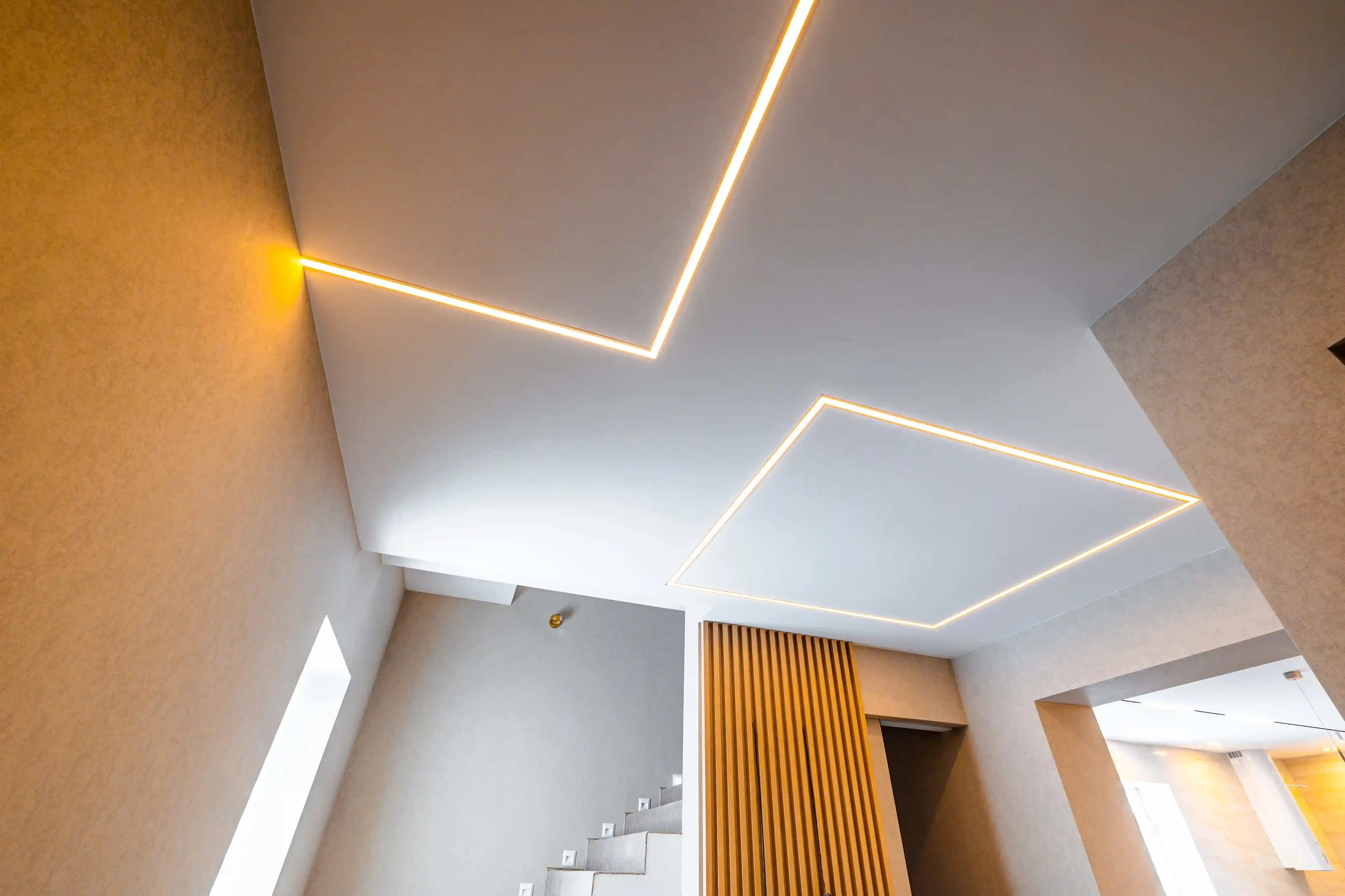 Матовый натяжной потолок со световыми линиями в коттедже