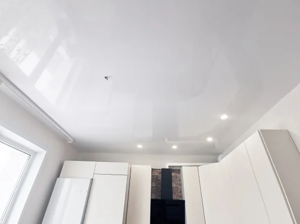 Глянцевый натяжной потолок с точечными светильниками на кухню