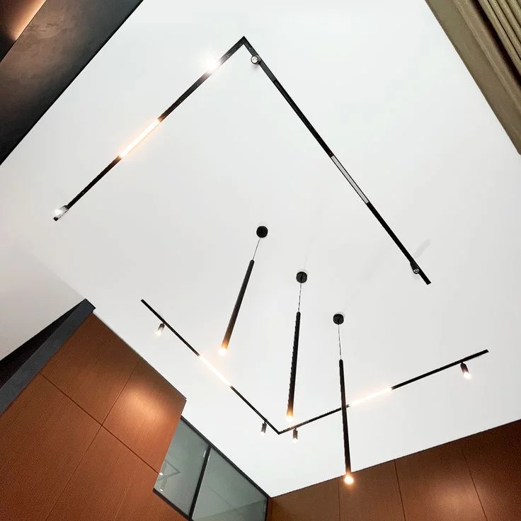 Матовый натяжной потолок в частном доме с трековым освещением и подвесными светильниками