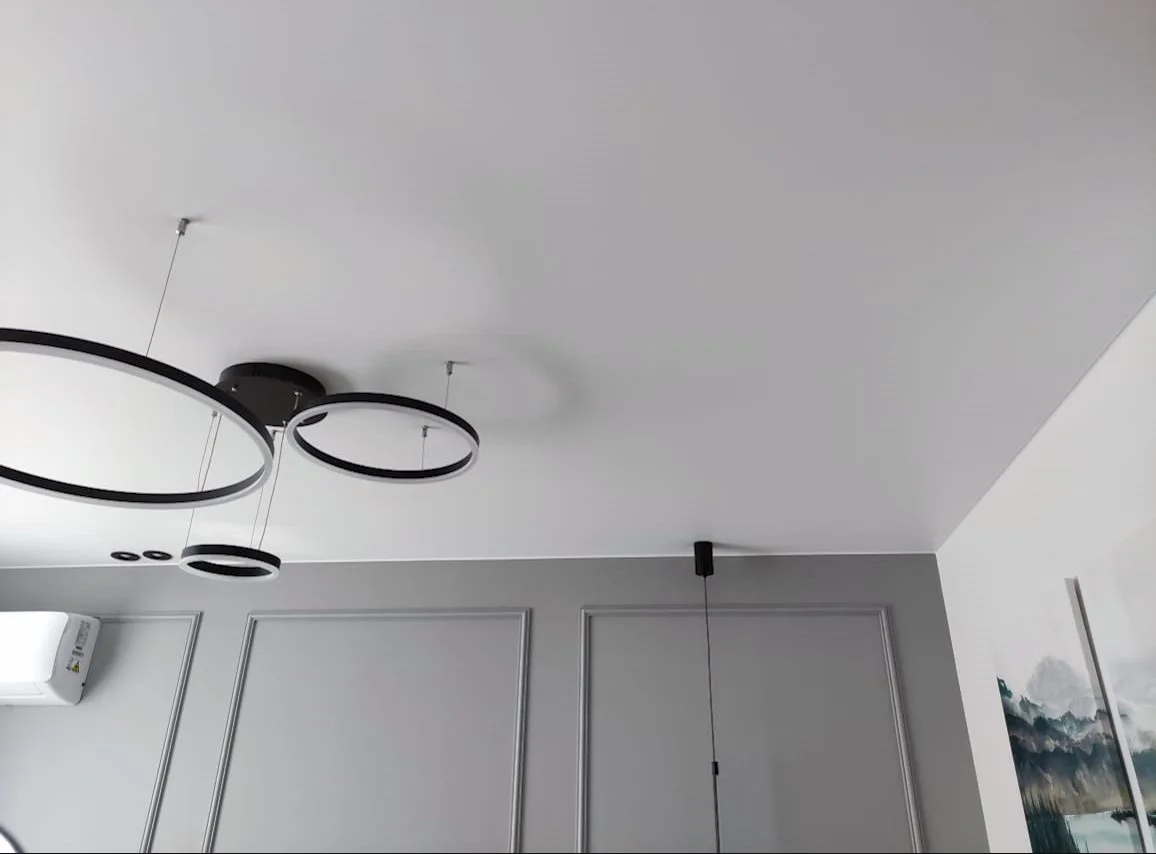 Матовый натяжной потолок в гостиную с двумя люстрами