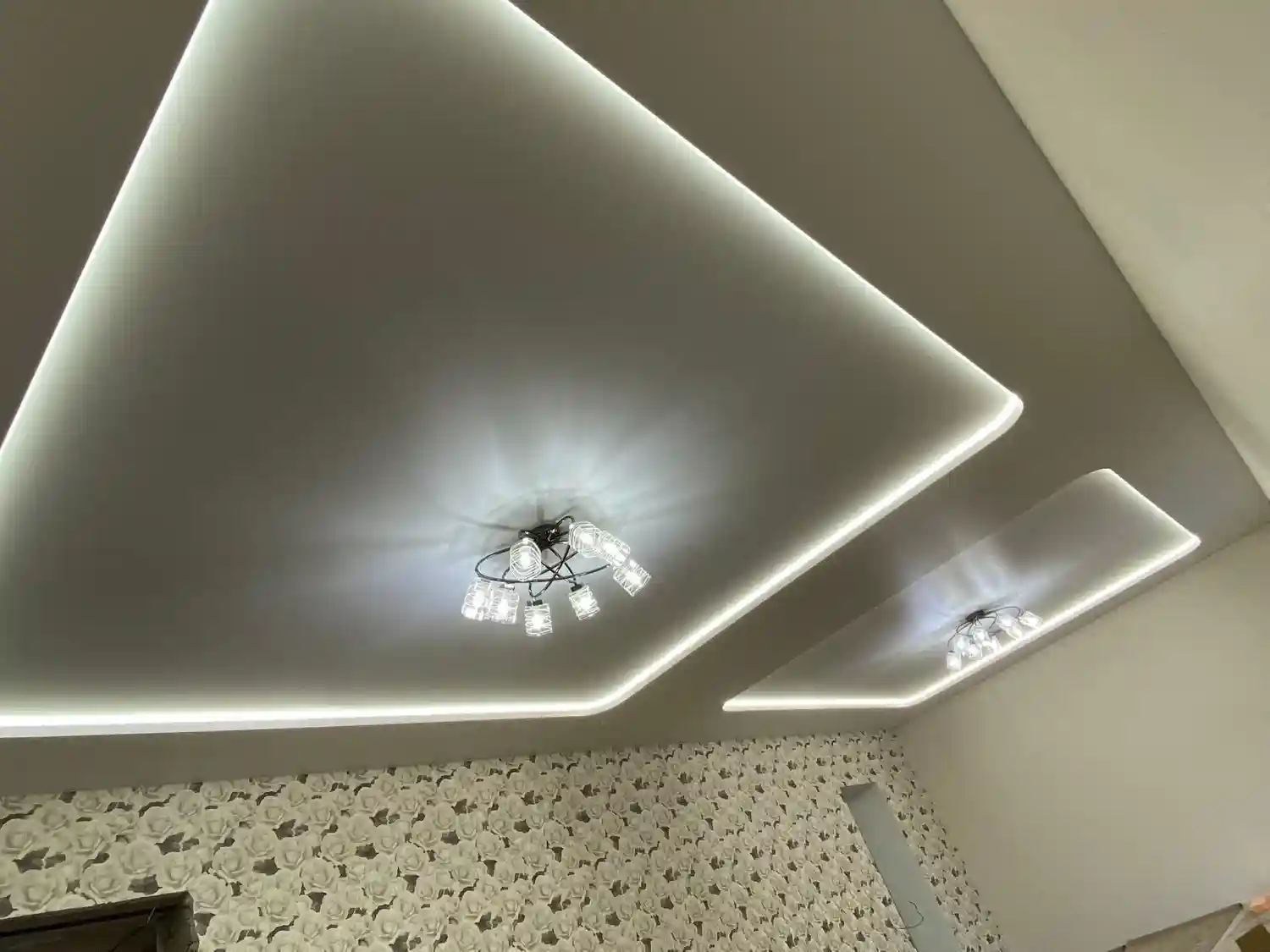 Двухуровневый матовый натяжной потолок с подсветкой и люстрами в зал