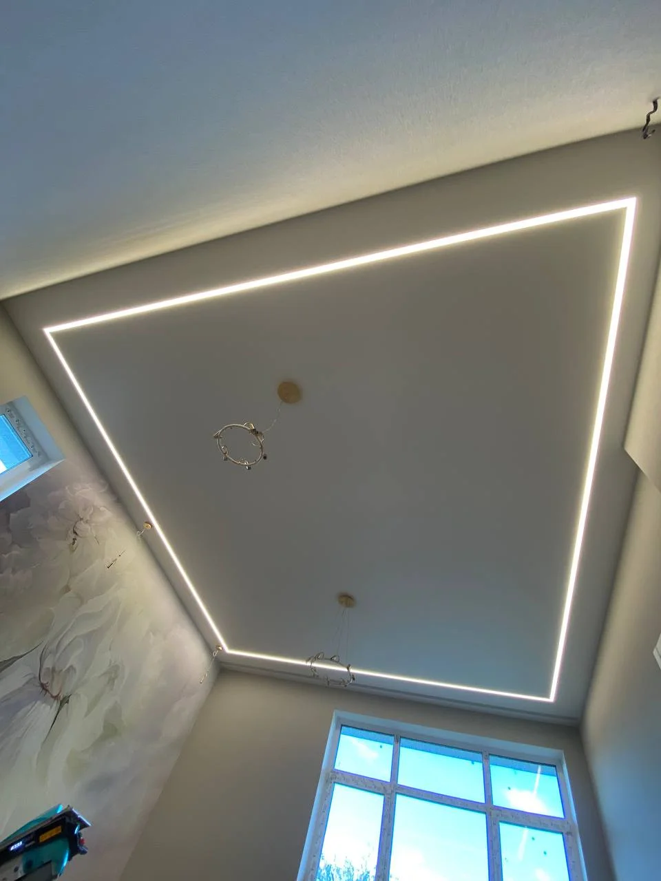 Матовый натяжной потолок со световой полосой по контуру и люстрами в гостиную