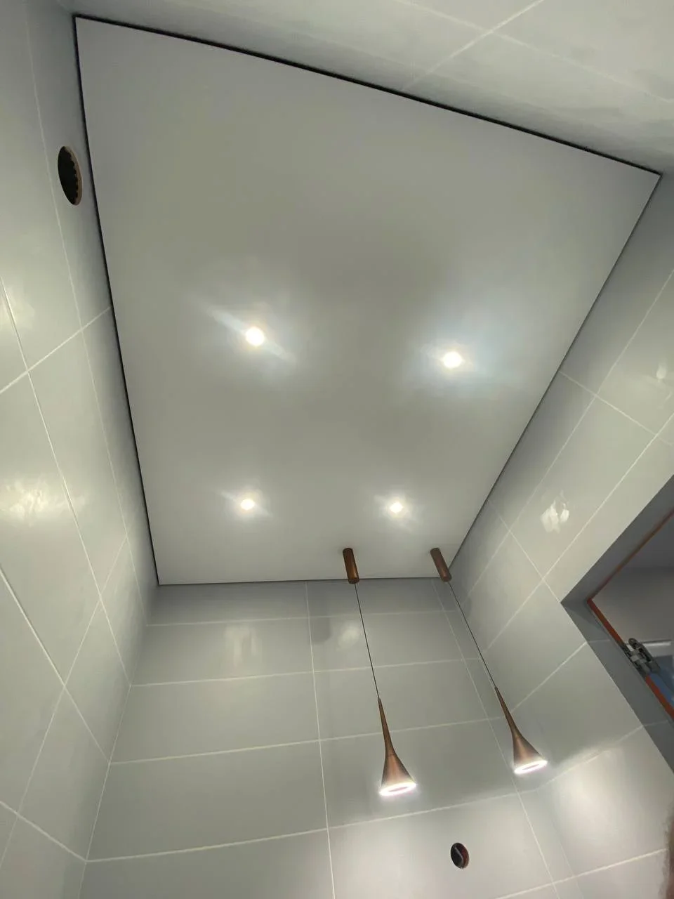 Матовый натяжной потолок в ванную с точечными светильниками, и подвесными люстрами