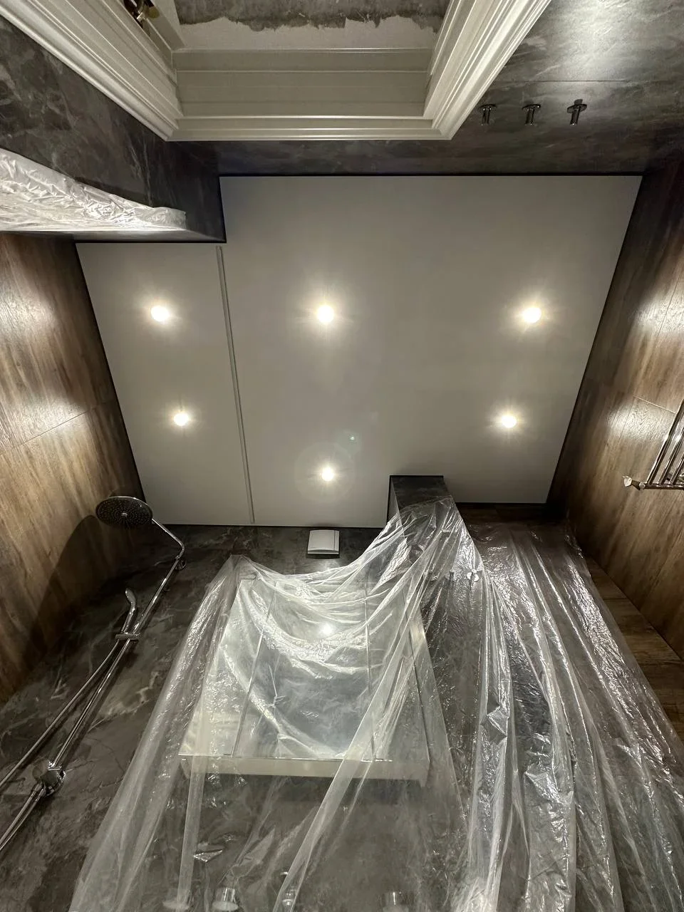 Матовый натяжной потолок в ванную с точечными светильниками, скрытым карнизом на теневом профиле