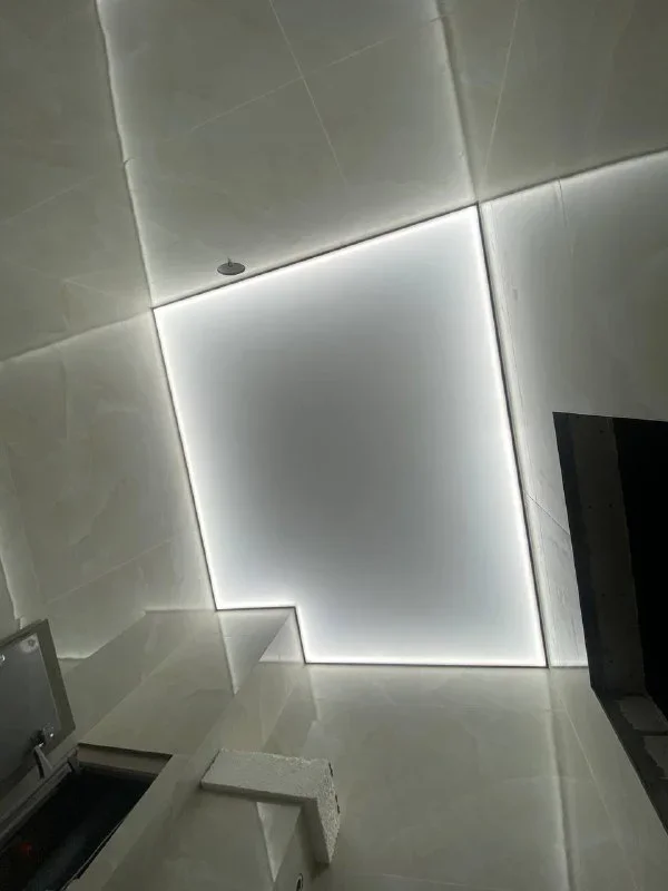 Светящийся натяжной потолок в ванную