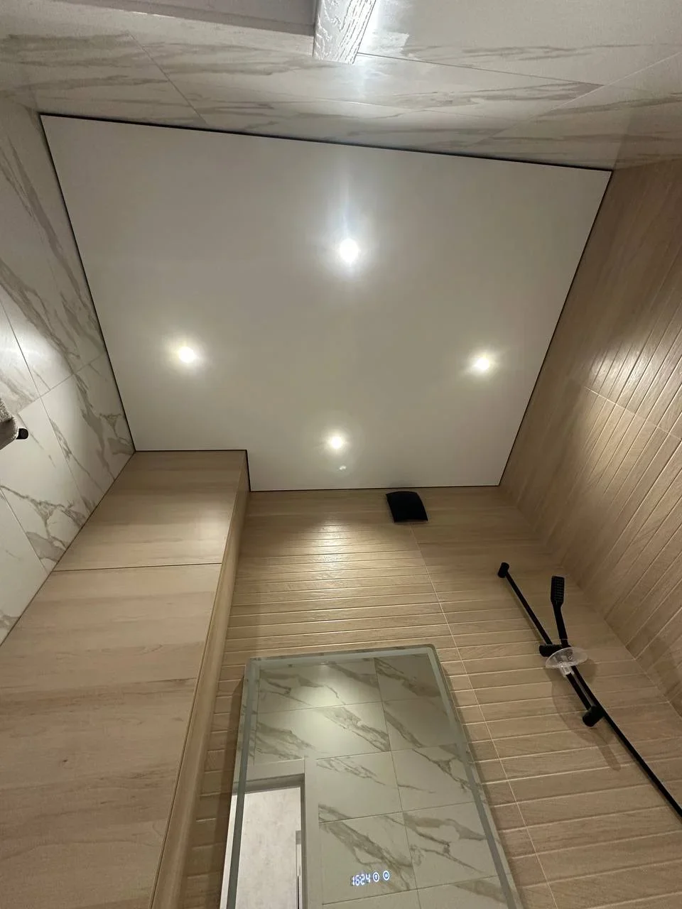 Теневой матовый натяжной потолок в ванную с точечными светильниками