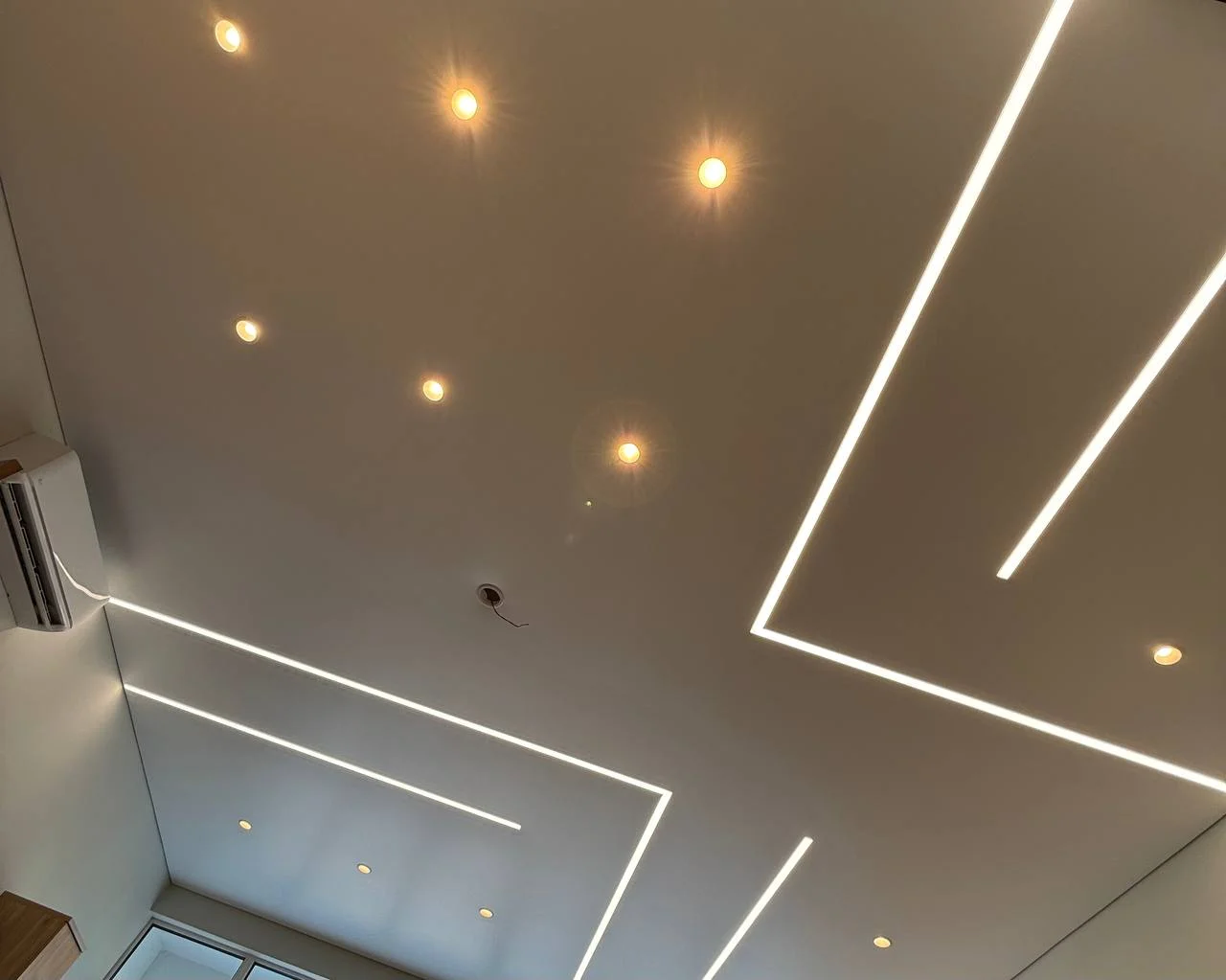 Матовый натяжной потолок в гостиную со световыми линиями