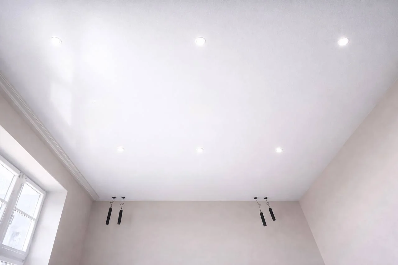 Сатиновый натяжной потолок с точечными светильниками и скрытым карнизом