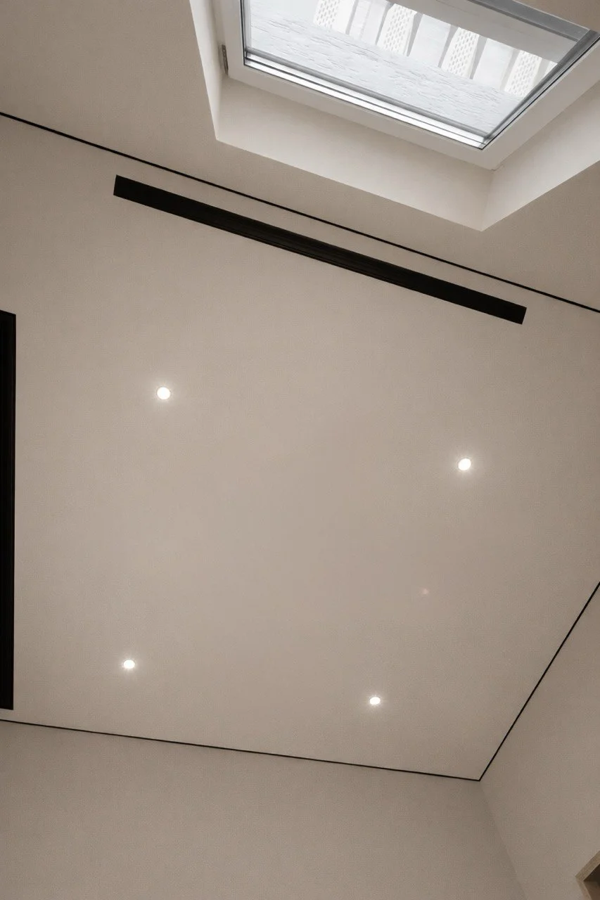 Цветной натяжной потолок с черной вставкой и скрытым карнизом