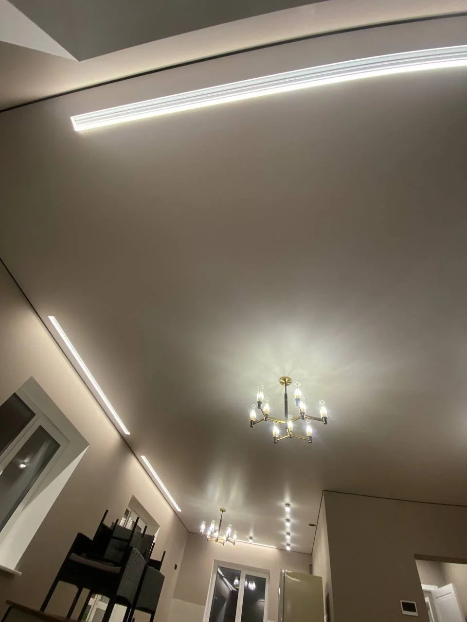 Белый матовый натяжной потолок с подсветкой скрытых карнизов