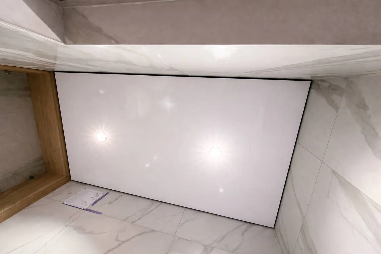 Глянцевый потолок в ванную на теневом профиле