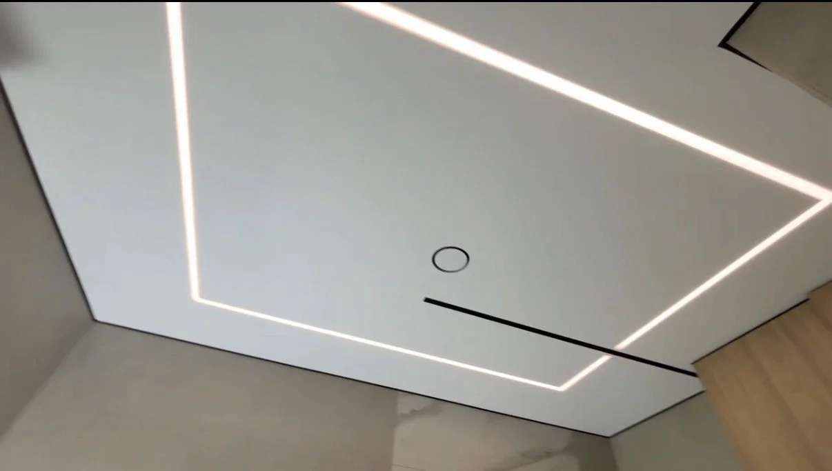 Натяжной потолок со световой полосой и скрытым карнизом для ванной шторы