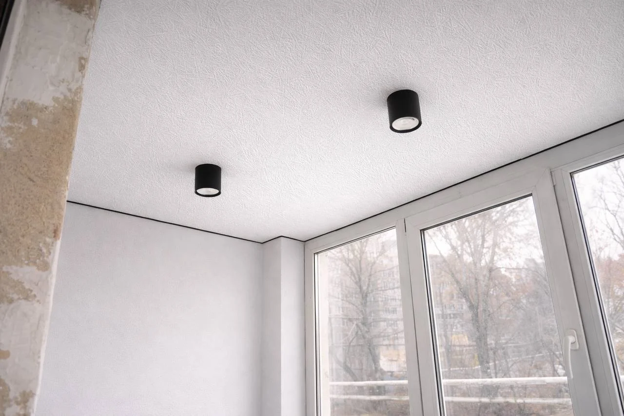 Натяжной фактурный потолок на балкон с черной вставкой