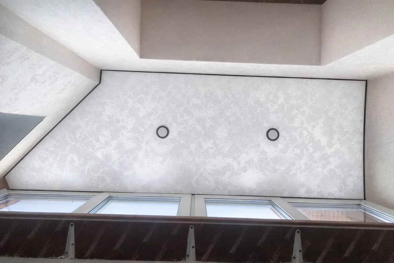 Фактурный натяжной потолок с точечными светильниками