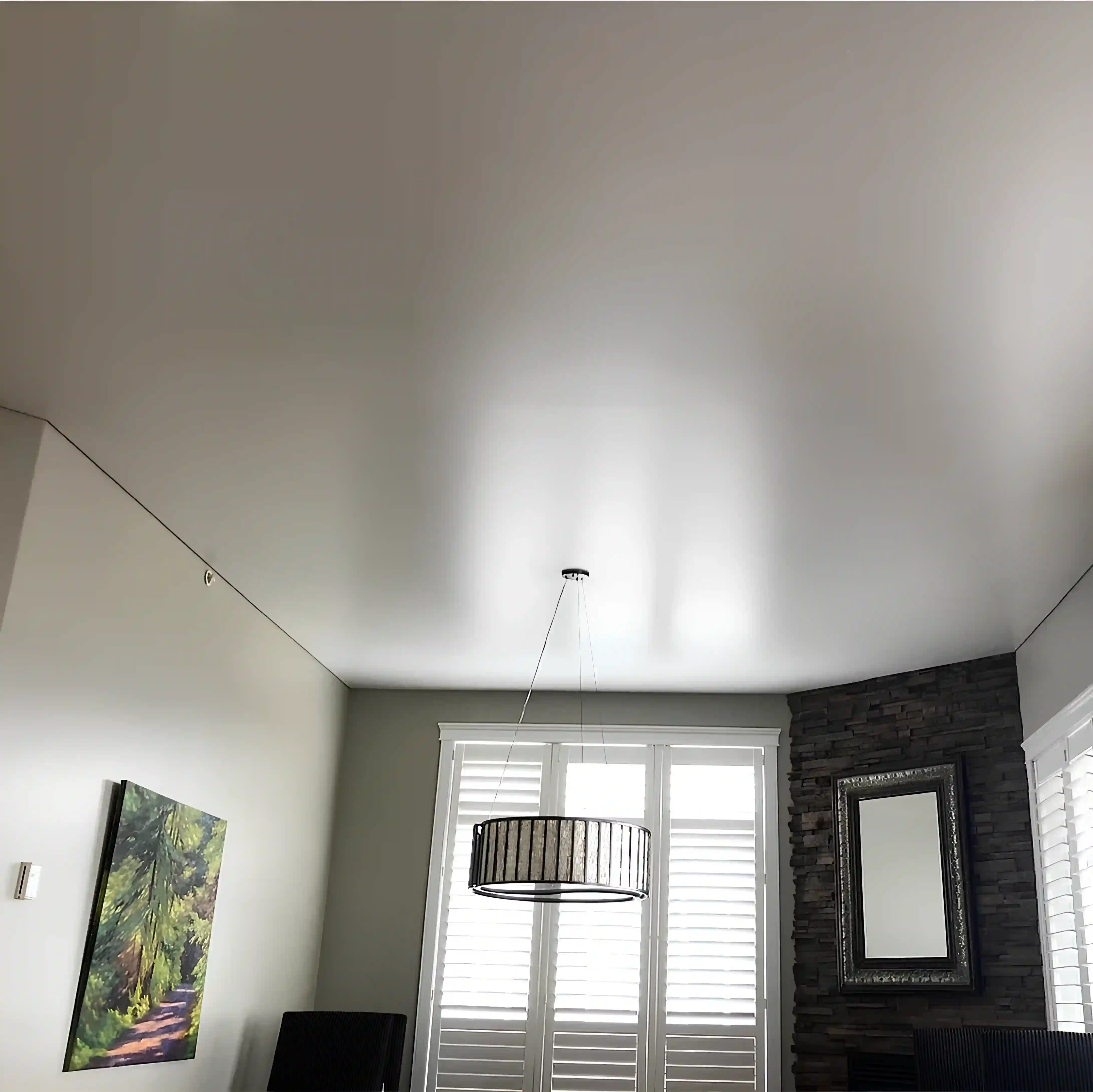 Сатиновый натяжной потолок на кухню с одной люстрой