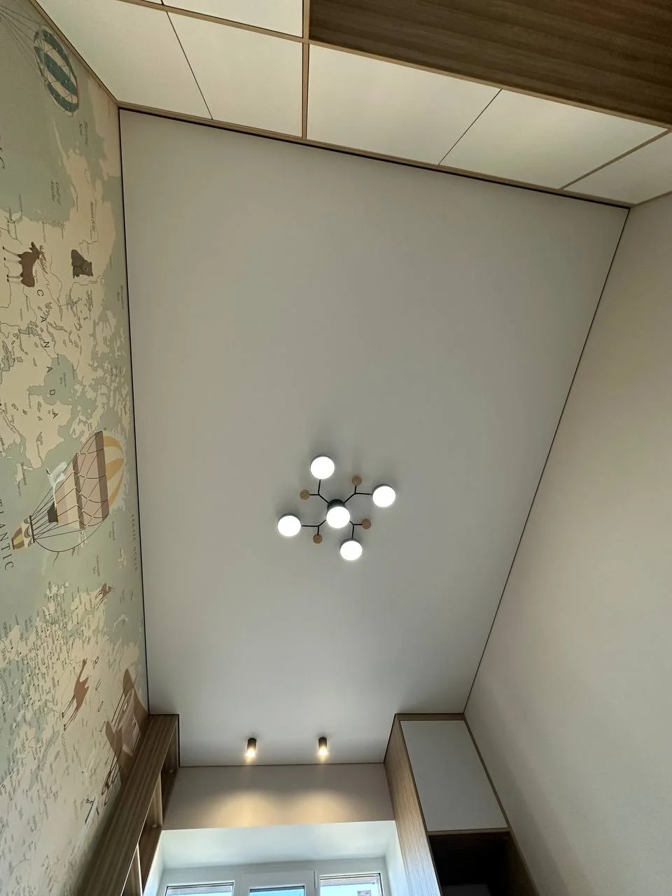 Матовый натяжной потолок в детскую с люстрой и точечными светильниками