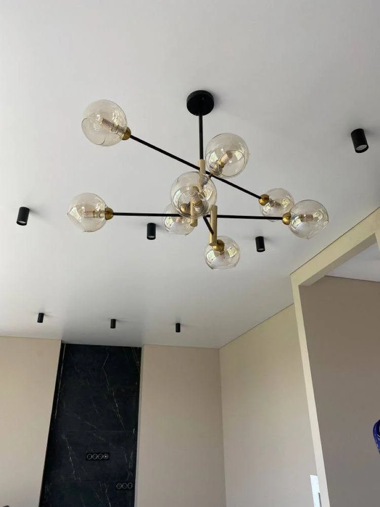 Матовый натяжной потолок в квартиру с люстрой и точечными светильниками