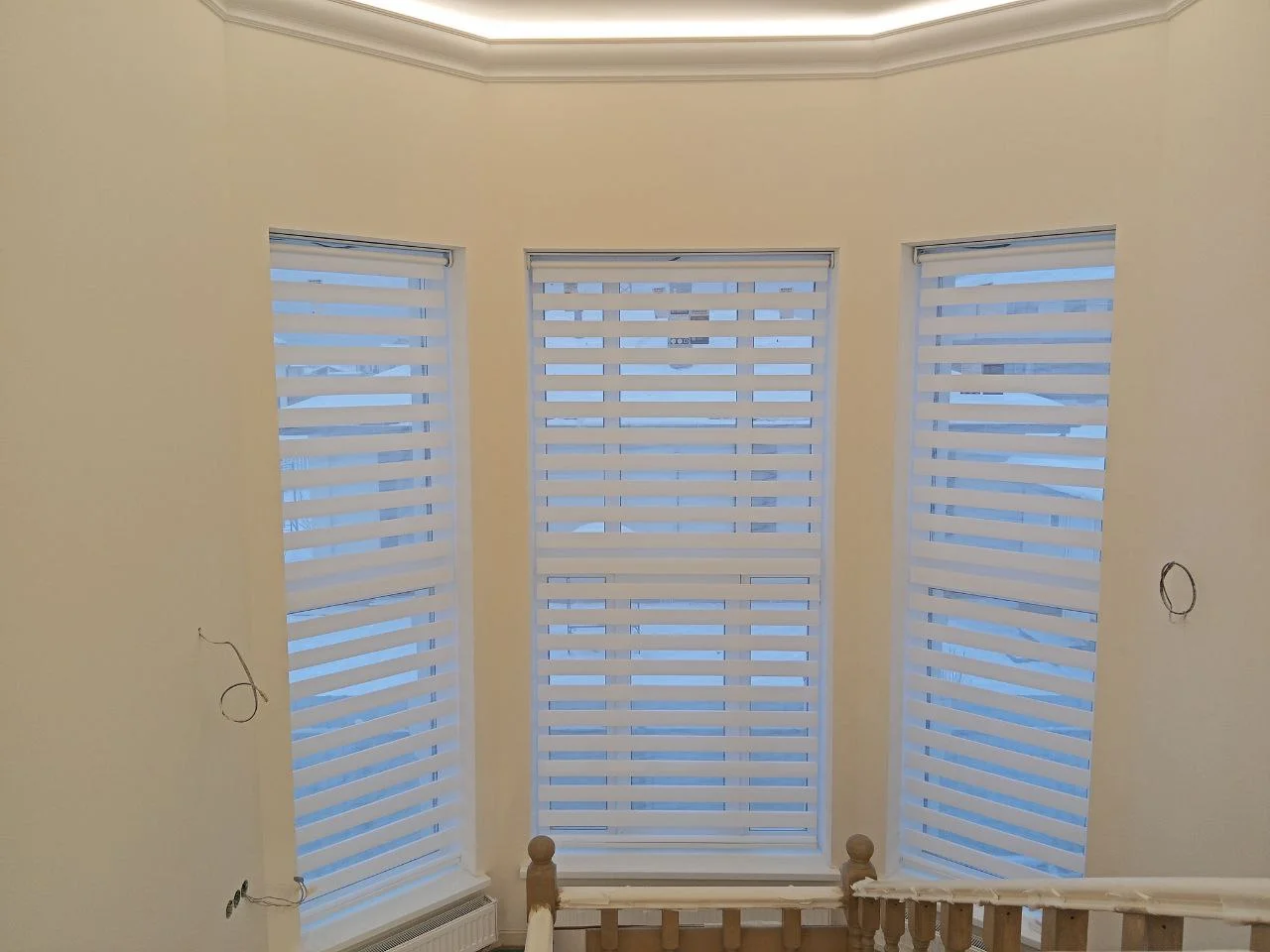 Рулонные жалюзи день-ночь на эркер