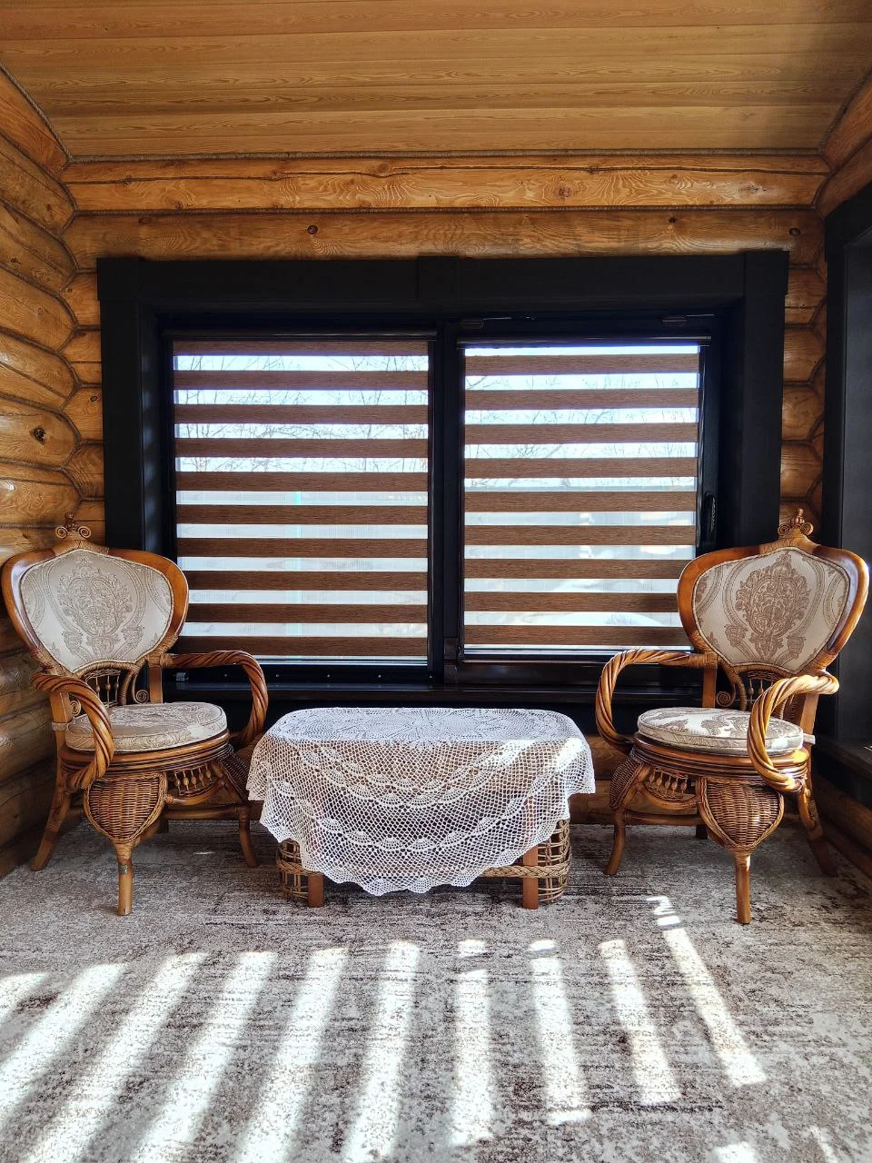 Рулонные жалюзи день-ночь в деревянном доме
