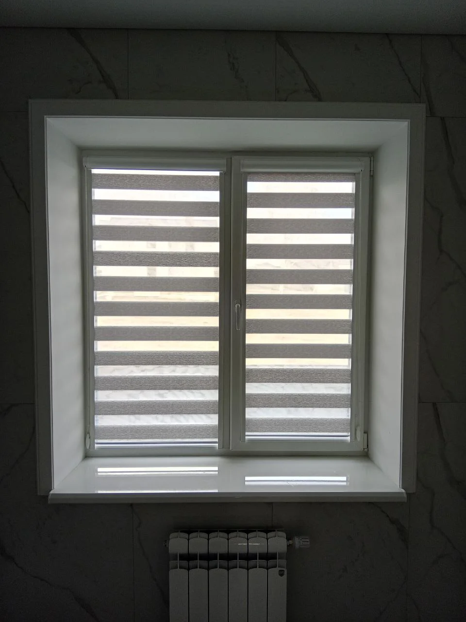 Рулонные жалюзи день-ночь в ванной комнате