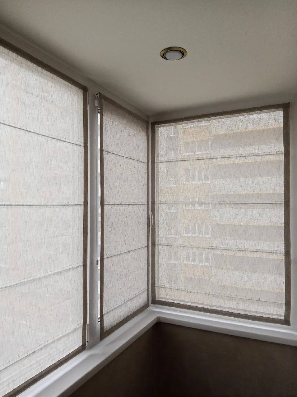 Римские шторы на угловой балкон