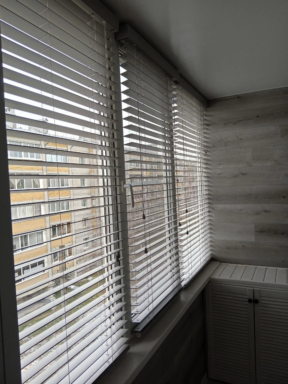 Горизонтальные деревянные жалюзи на лоджию