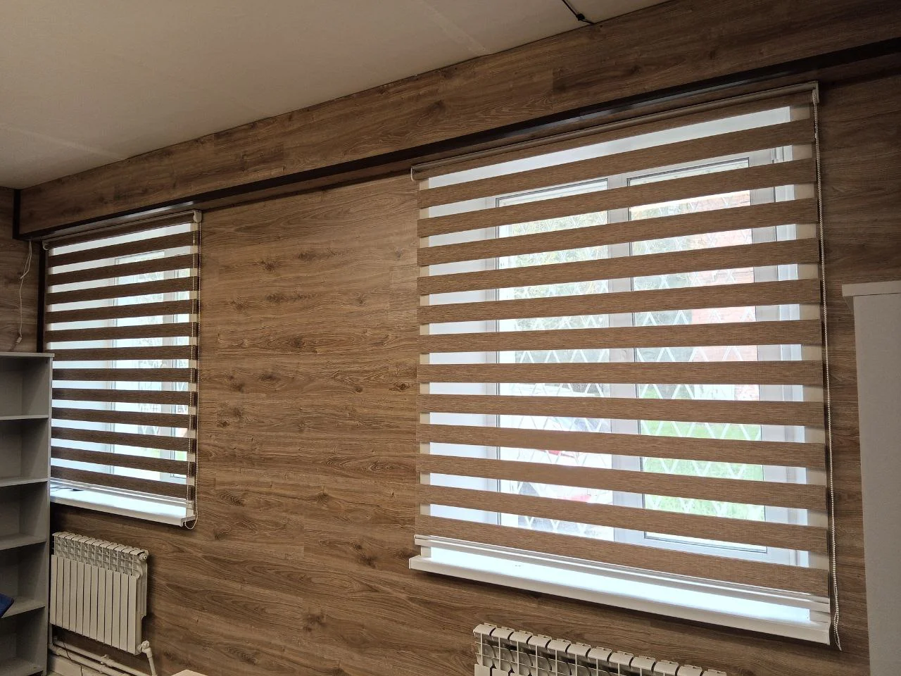 Рулонные жалюзи день-ночь в частном доме