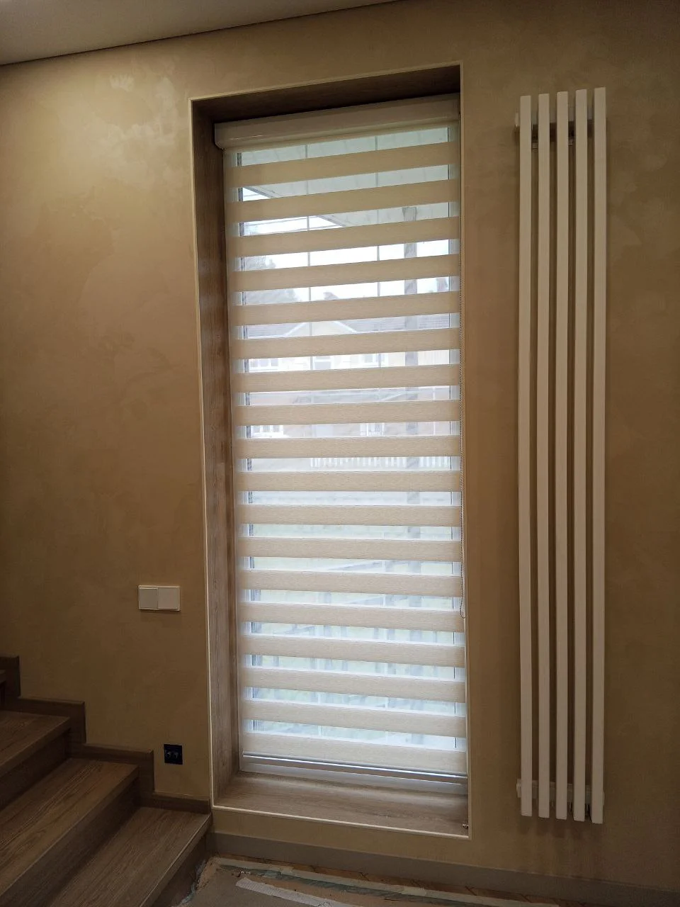 Рулонные жалюзи день-ночь в нише