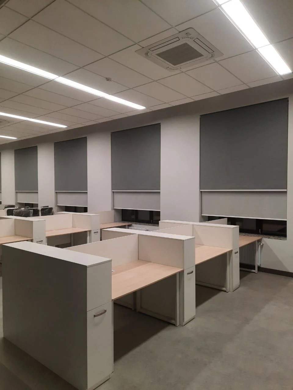 Рулонные шторы день-ночь blackout в коммерческом помещении