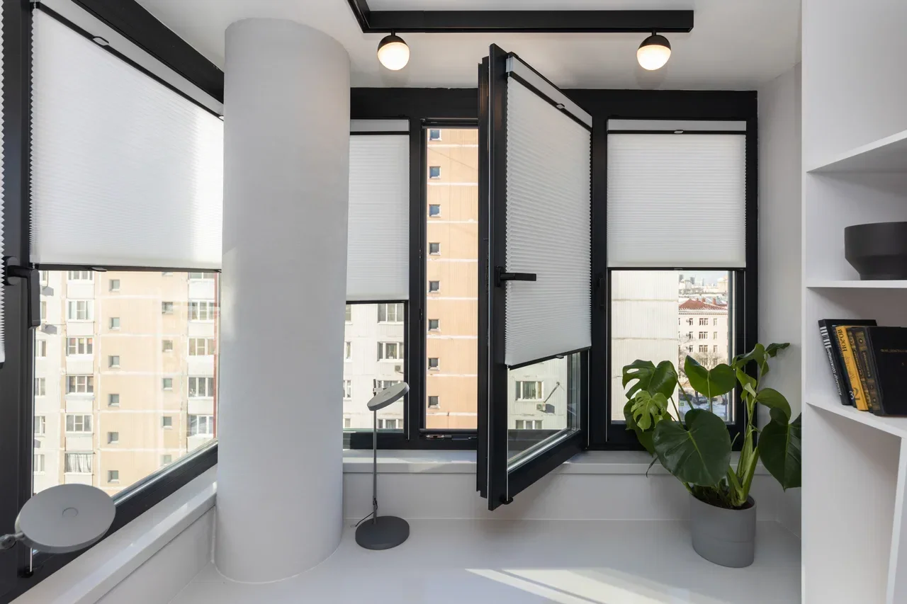 Жалюзи плиссе в чёрном профиле