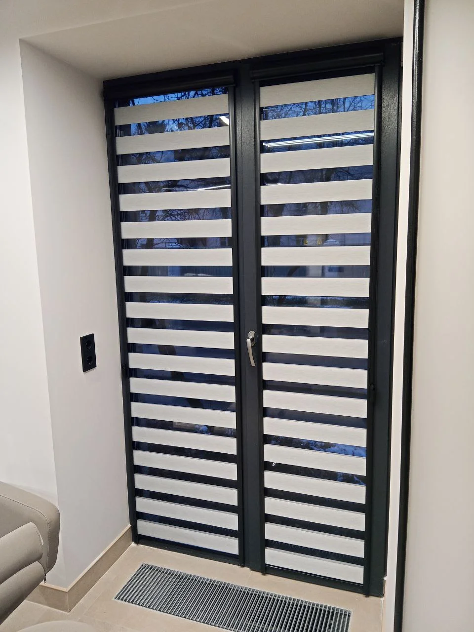 Рулонные жалюзи день-ночь в салон красоты